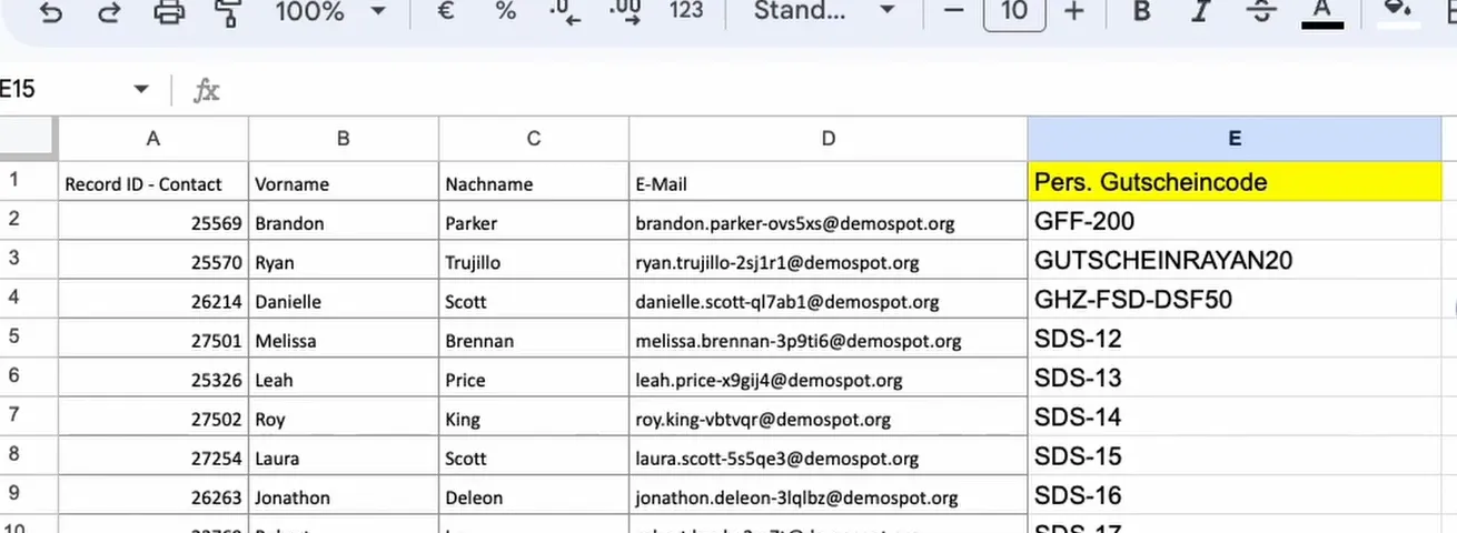Exportierte HubSpot Kontaktliste in Google Sheets mit Record ID, Vorname, Nachname, E-Mail und der gelb markierten Spalte Pers. Gutscheincode