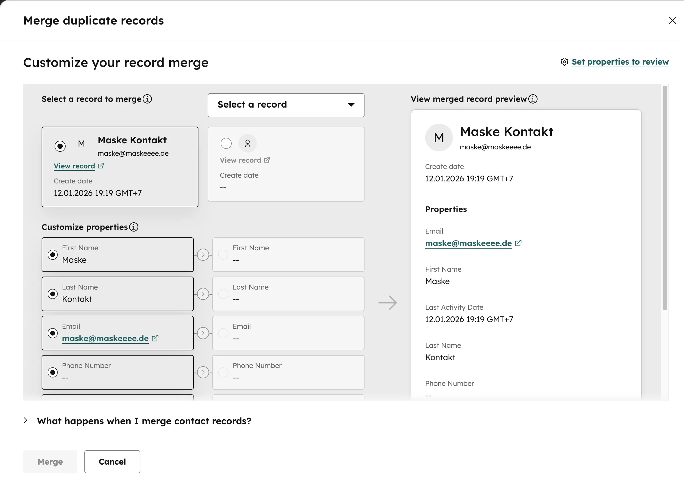 HubSpot Merge Duplicate Records Maske mit zwei Kontakten im Vergleich