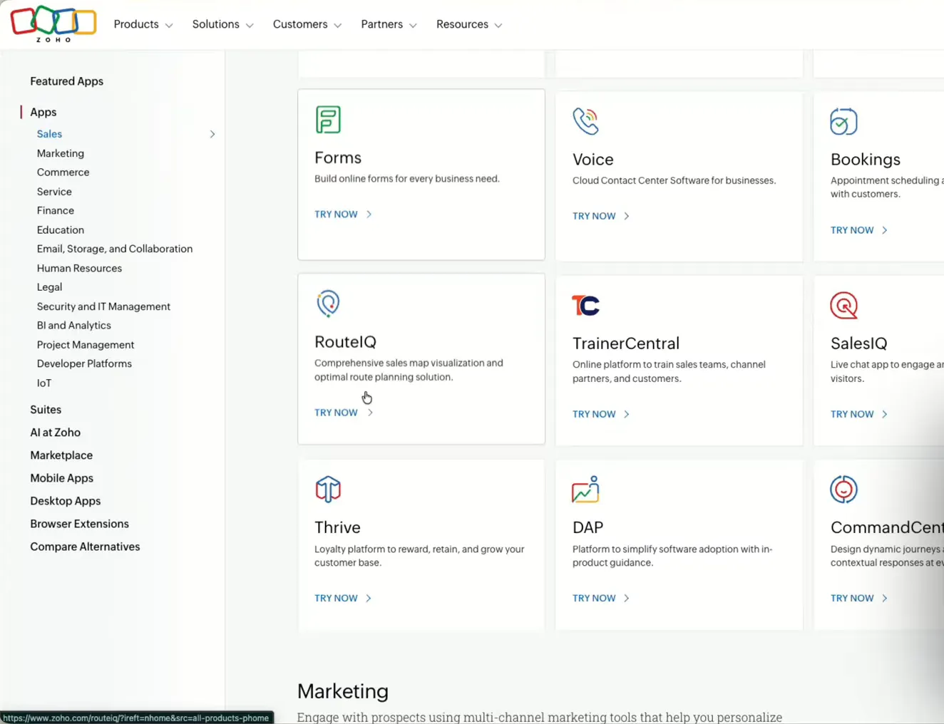 App-Übersicht auf zoho.com im Bereich Sales mit eigenen Apps wie Forms, Voice, Bookings, RouteIQ, TrainerCentral und SalesIQ